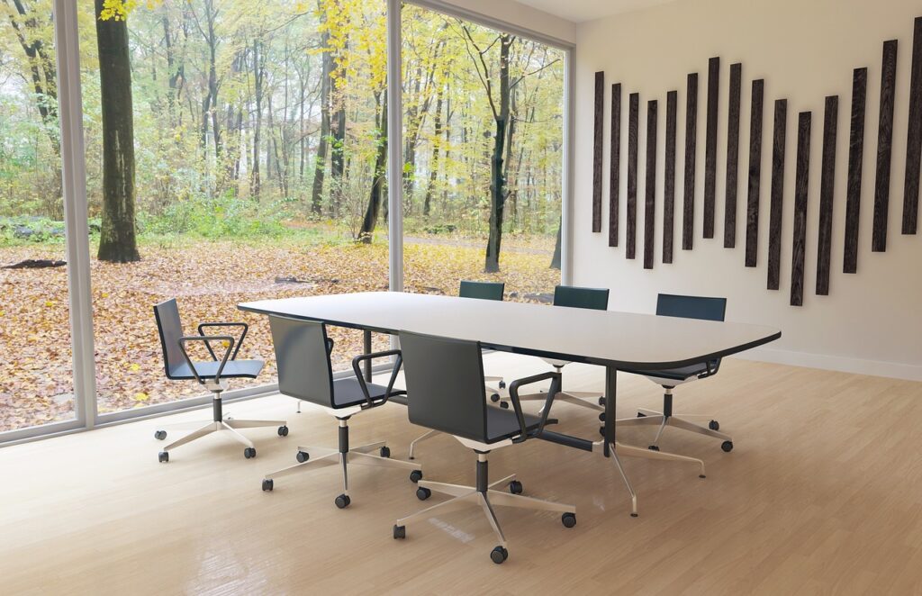 Un ufficio open-air, chiamato anche outdoor office, adatto per lo svolgimento delle riunioni con una grande vetrata che dà su un bosco